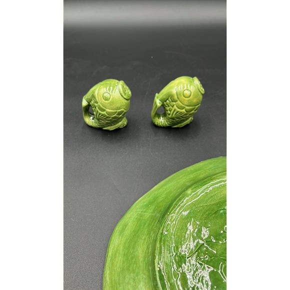 Holland Style Mold Pottery Fish Plate/Dish and Salt & Pepper Shakers - Picture 3 of 4